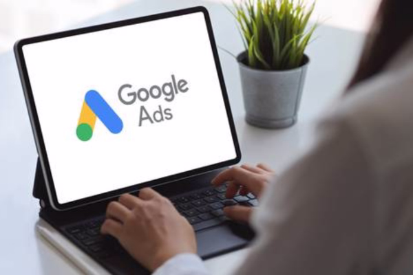 Errores comunes Google Ads Colombia evitar quemar presupuesto