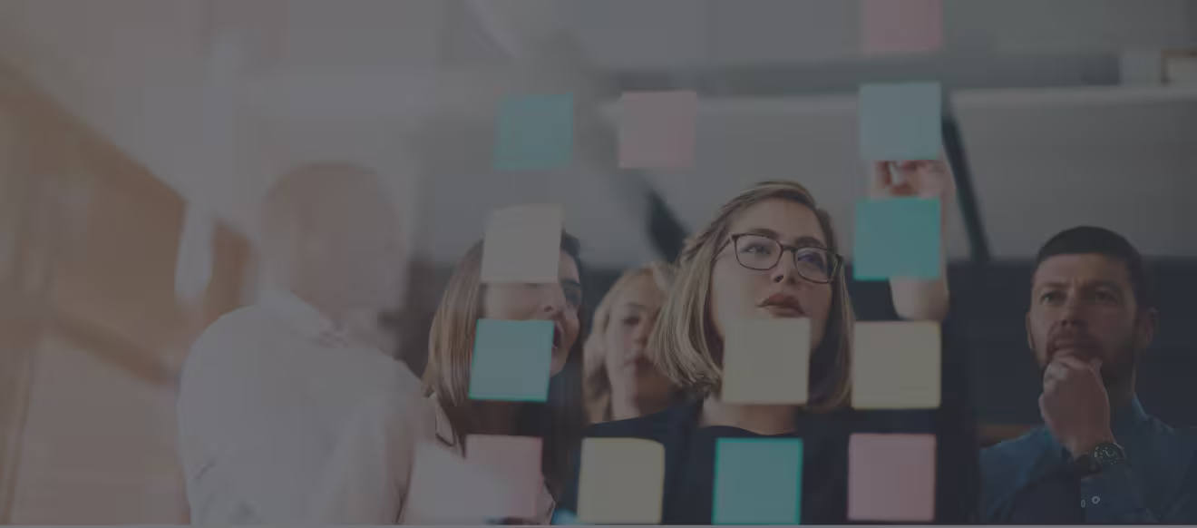 Equipo de Since Marketing trabajando la estrategia digital de un proyecto de construcción