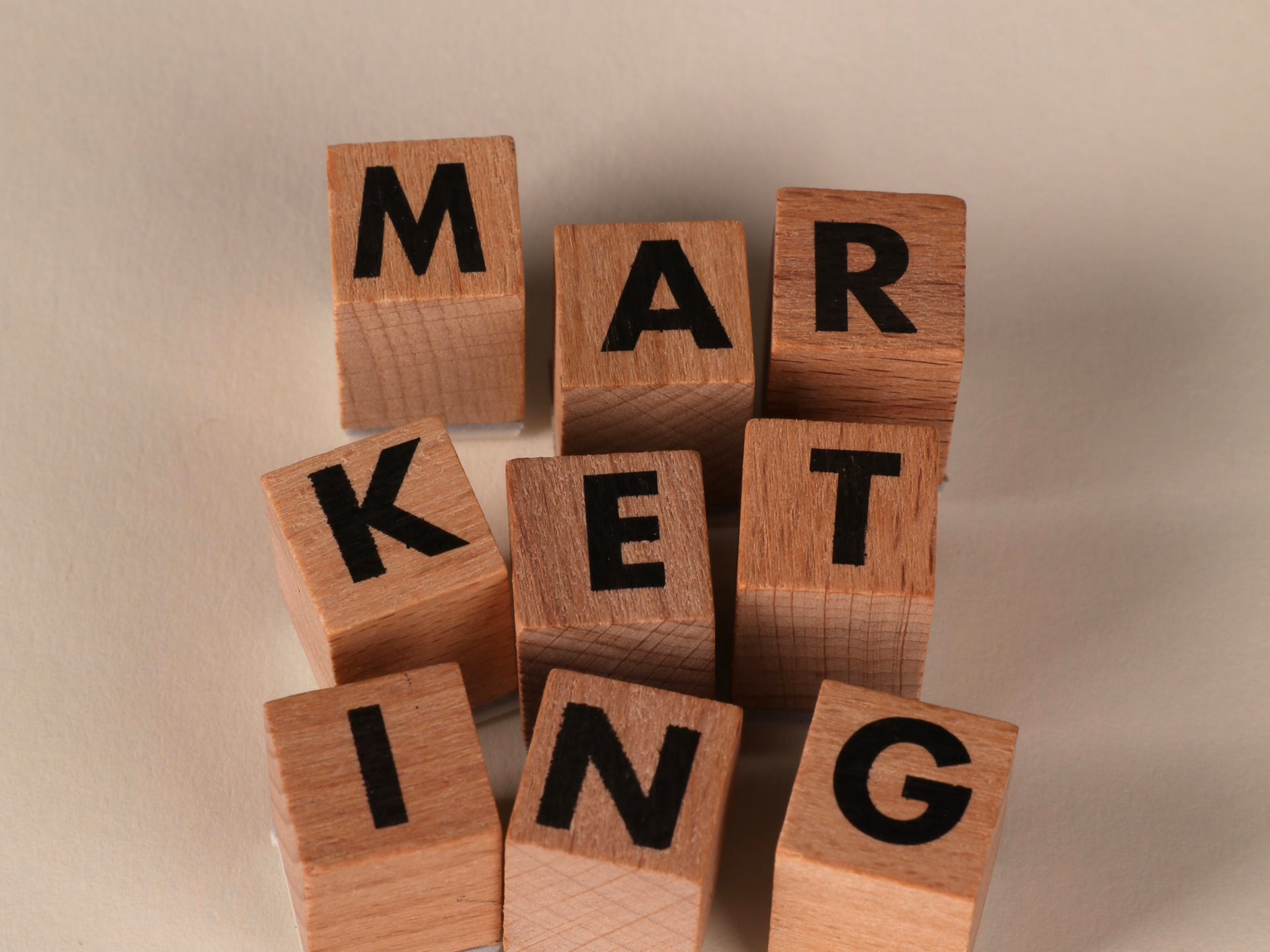 ¿Qué es la regla 3-3-3 en marketing? Guía práctica 2026
