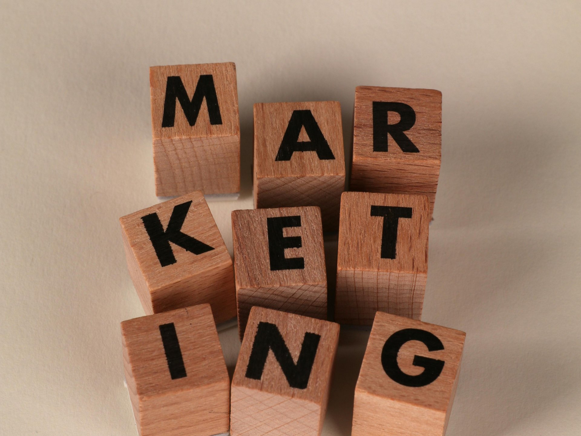 ¿Qué es la regla 3-3-3 en marketing? Guía práctica 2026